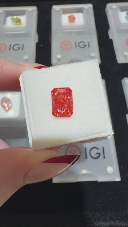 2.00ct Rectangular Modified Brilliant Lab Grown Diamond – Fancy Vivid Pink, VS2, IGI Certified